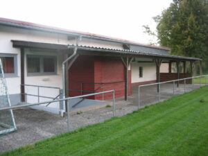 dreizehnlindenhalle_eingang_sportplatz